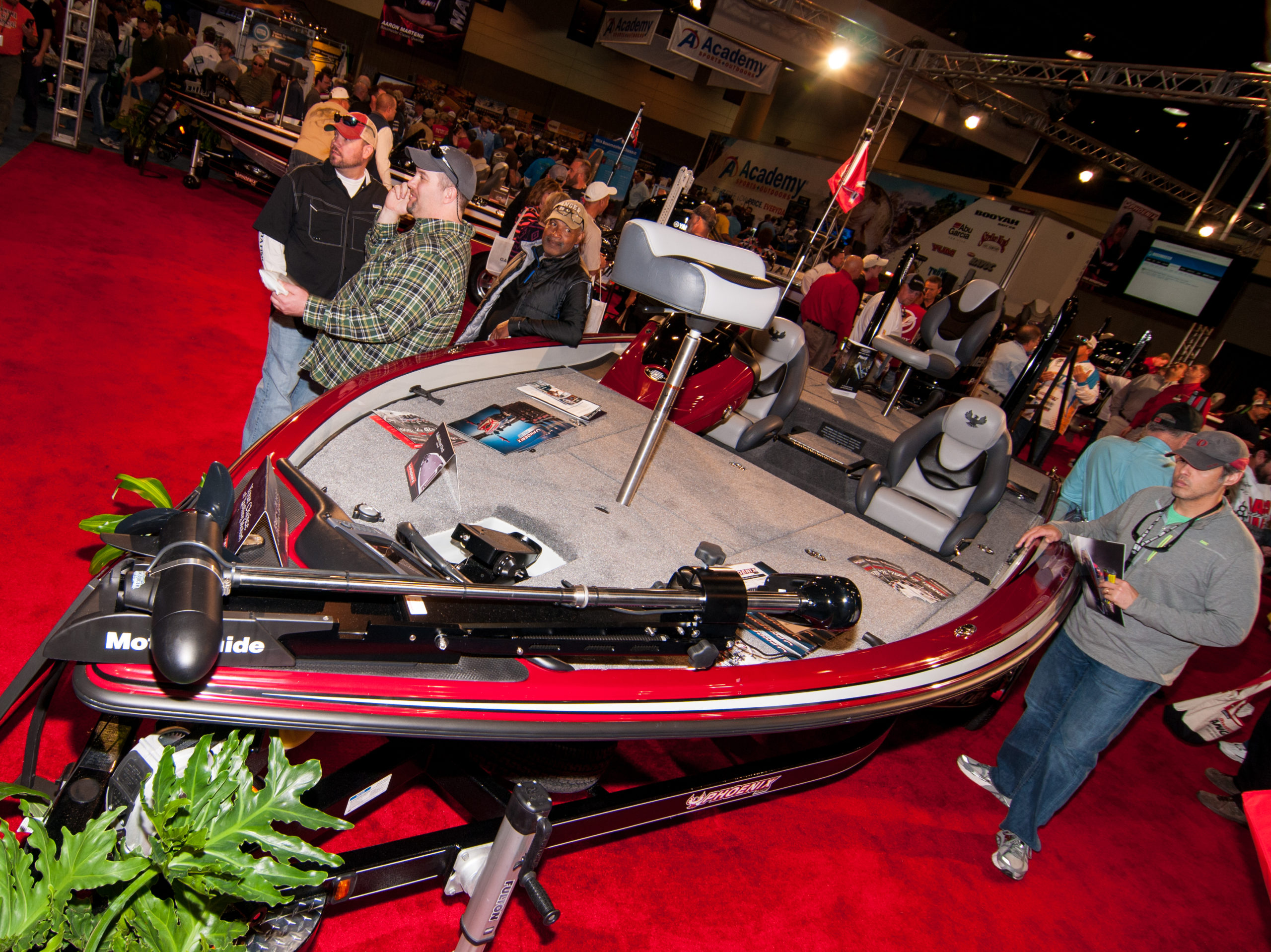 Phoenix 919 Pro XP offers professional bass-fishing platform